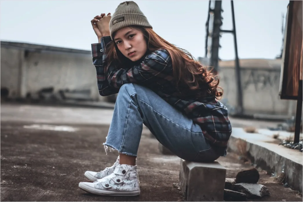 Detail Teenager Im Modernen Streetwear Outfit Foto Number 5