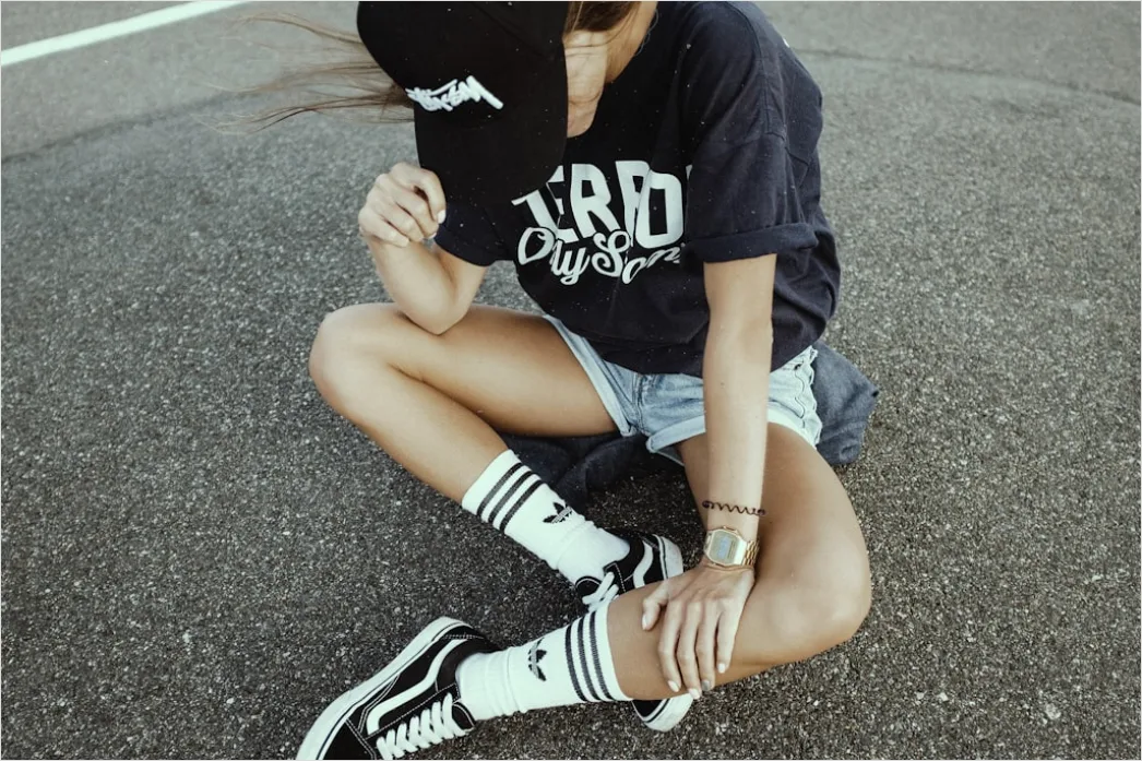 Detail Teenager Im Modernen Streetwear Outfit Foto Number 6
