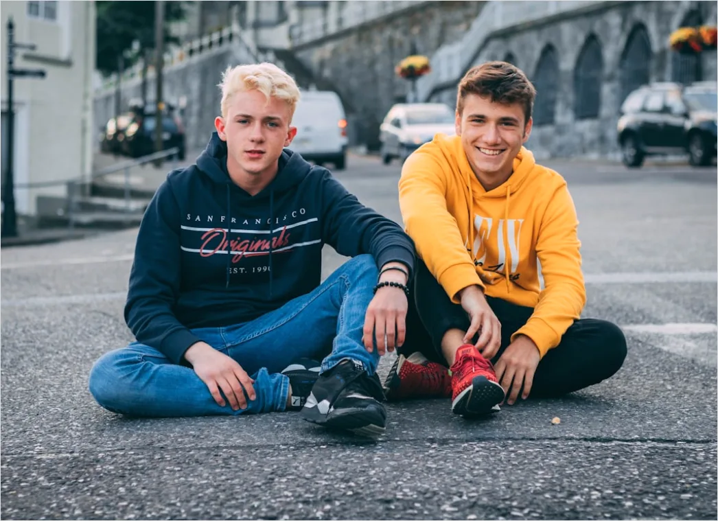 Detail Teenager Im Modernen Streetwear Outfit Foto Number 7