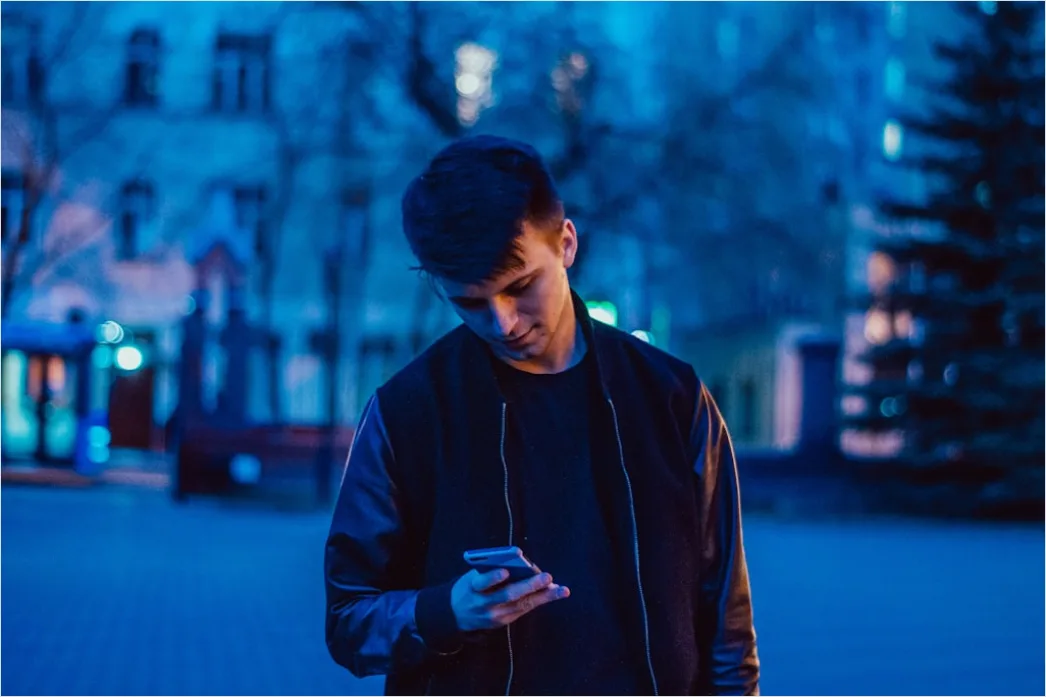 Detail Teenager Mit Smartphone In Der Stadt Foto Number 9