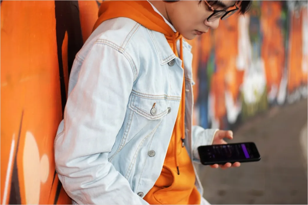 Detail Teenager Mit Smartphone In Der Stadt Foto Number 10