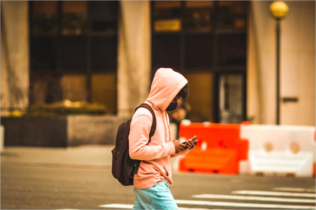 Detail Teenager Mit Smartphone In Der Stadt Foto Number 11