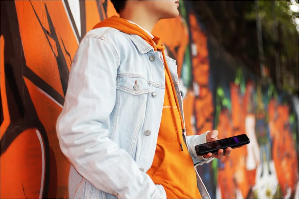 Detail Teenager Mit Smartphone In Der Stadt Foto Number 12