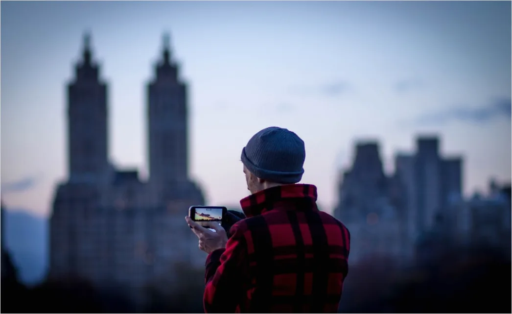 Detail Teenager Mit Smartphone In Der Stadt Foto Number 13