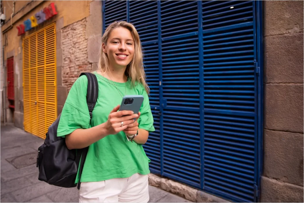 Detail Teenager Mit Smartphone In Der Stadt Foto Number 14