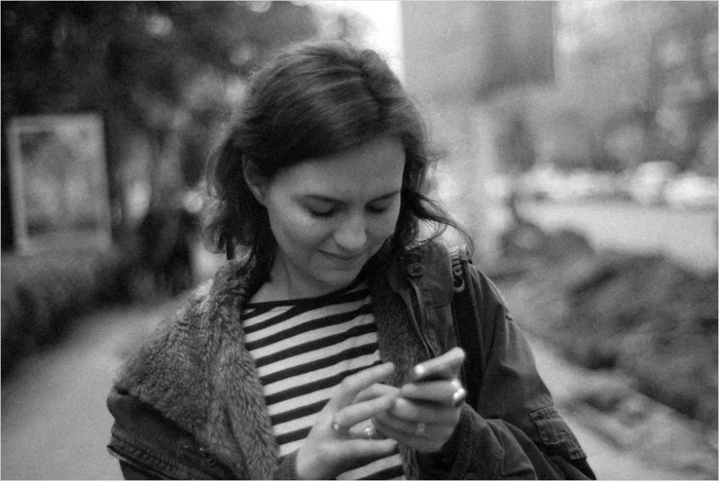 Detail Teenager Mit Smartphone In Der Stadt Foto Number 16