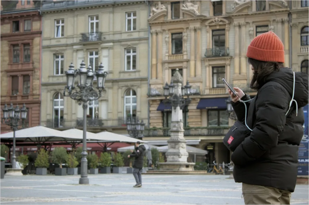 Detail Teenager Mit Smartphone In Der Stadt Foto Number 17