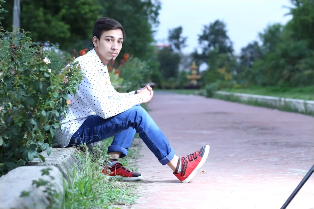 Detail Teenager Mit Smartphone In Der Stadt Foto Number 18