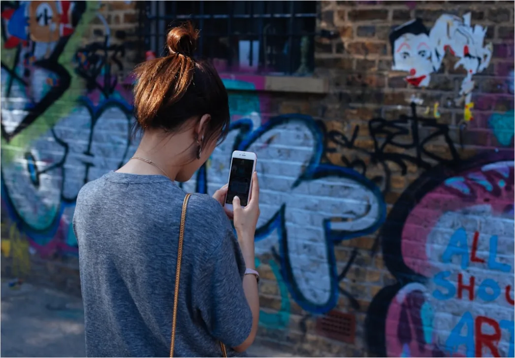 Detail Teenager Mit Smartphone In Der Stadt Foto Number 2