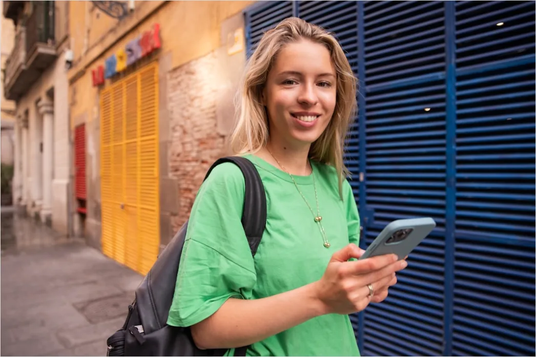 Detail Teenager Mit Smartphone In Der Stadt Foto Number 3