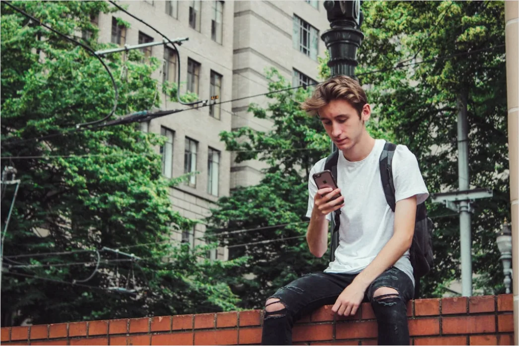 Detail Teenager Mit Smartphone In Der Stadt Foto Number 4