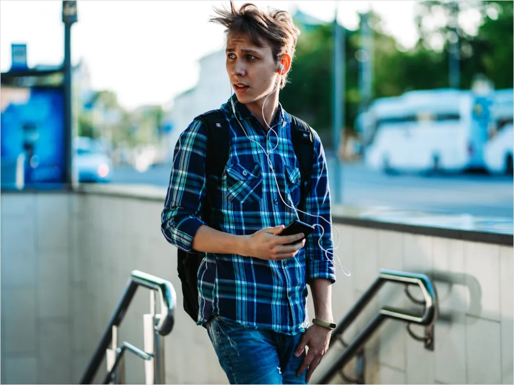 Detail Teenager Mit Smartphone In Der Stadt Foto Number 5