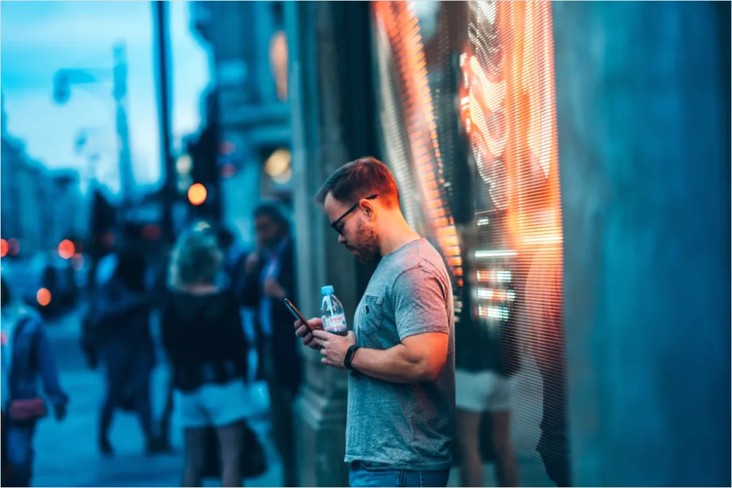 Detail Teenager Mit Smartphone In Der Stadt Foto Number 6