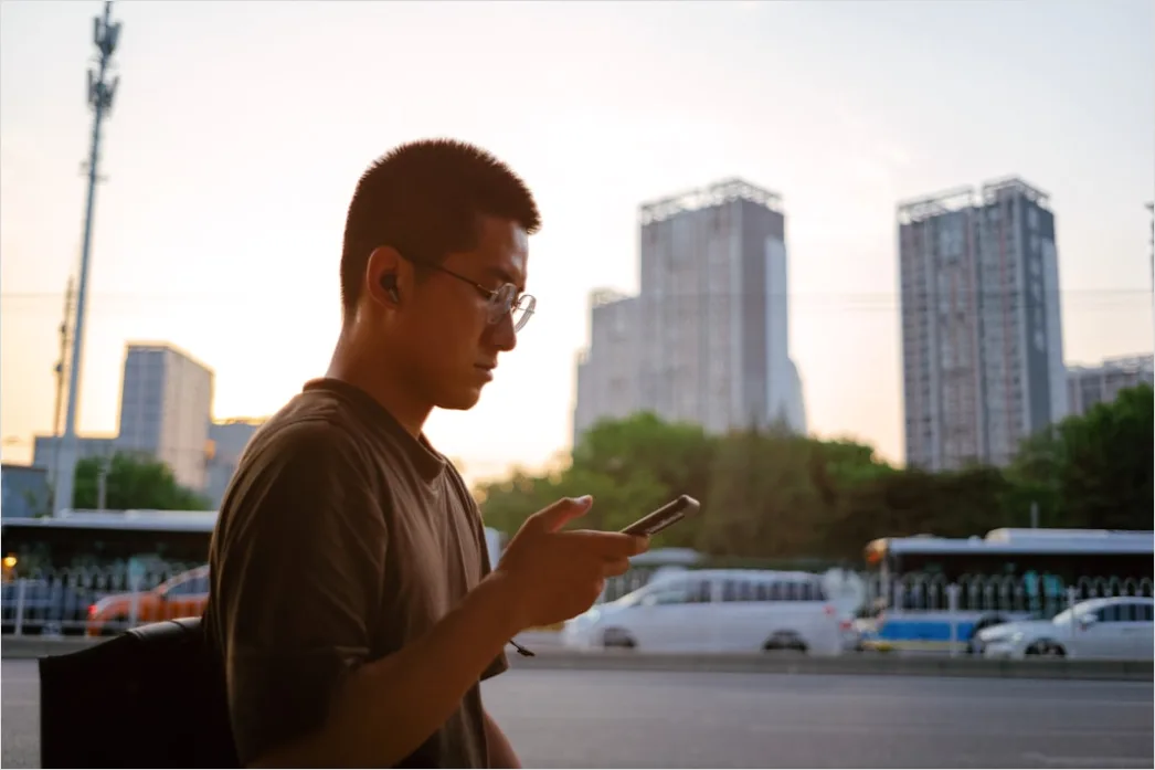 Detail Teenager Mit Smartphone In Der Stadt Foto Number 7