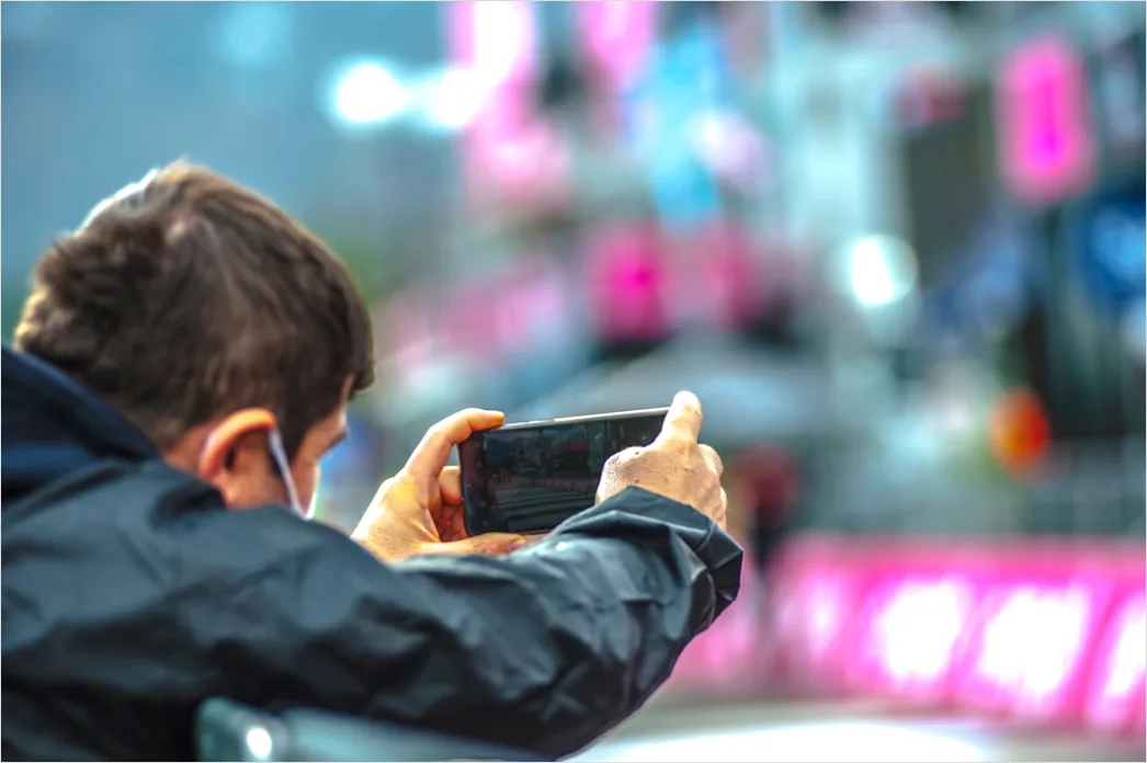 Detail Teenager Mit Smartphone In Der Stadt Foto Number 8