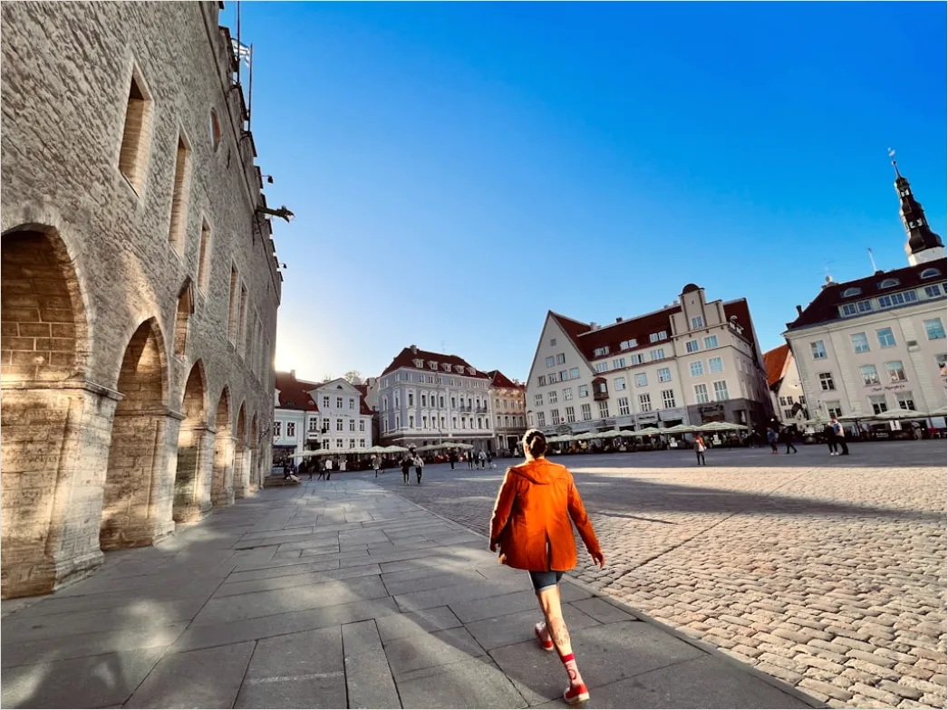 Touristin In Europaeischer Altstadt Bild 8f64