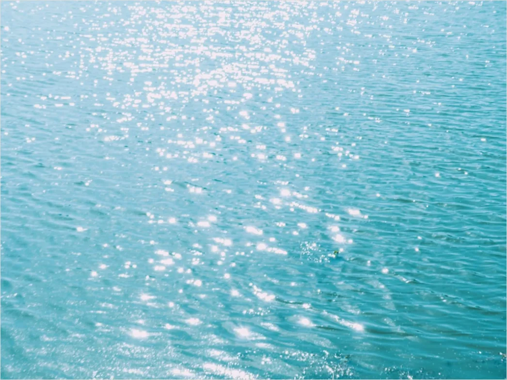 Detail Türkises Wasser Mit Sonnenspiegelung Number 14