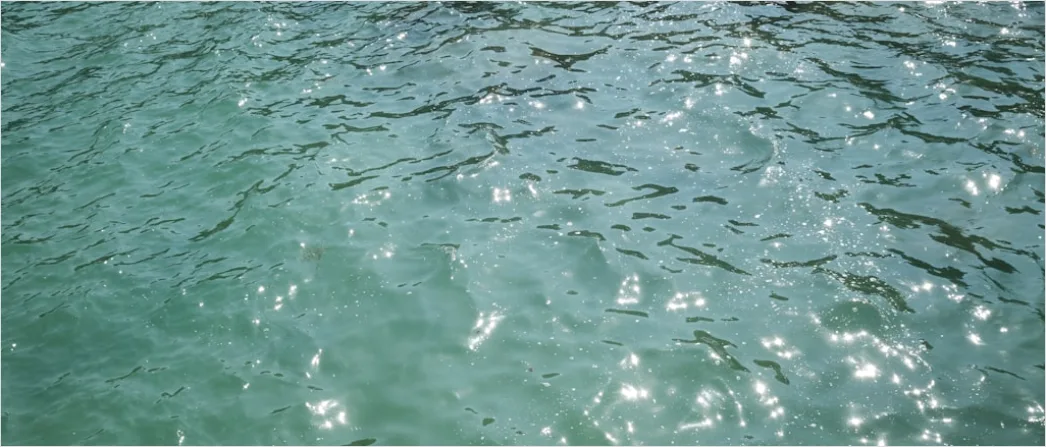 Detail Türkises Wasser Mit Sonnenspiegelung Number 4