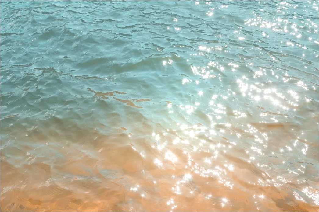 Detail Türkises Wasser Mit Sonnenspiegelung Number 5