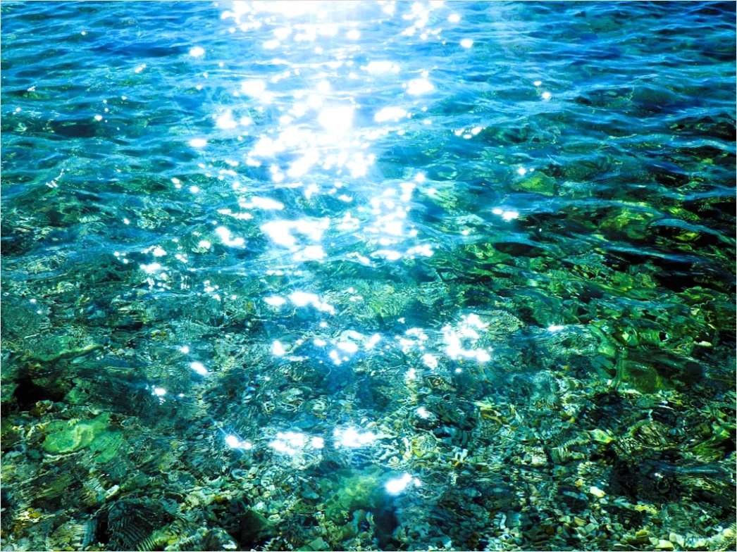 Detail Türkises Wasser Mit Sonnenspiegelung Number 6