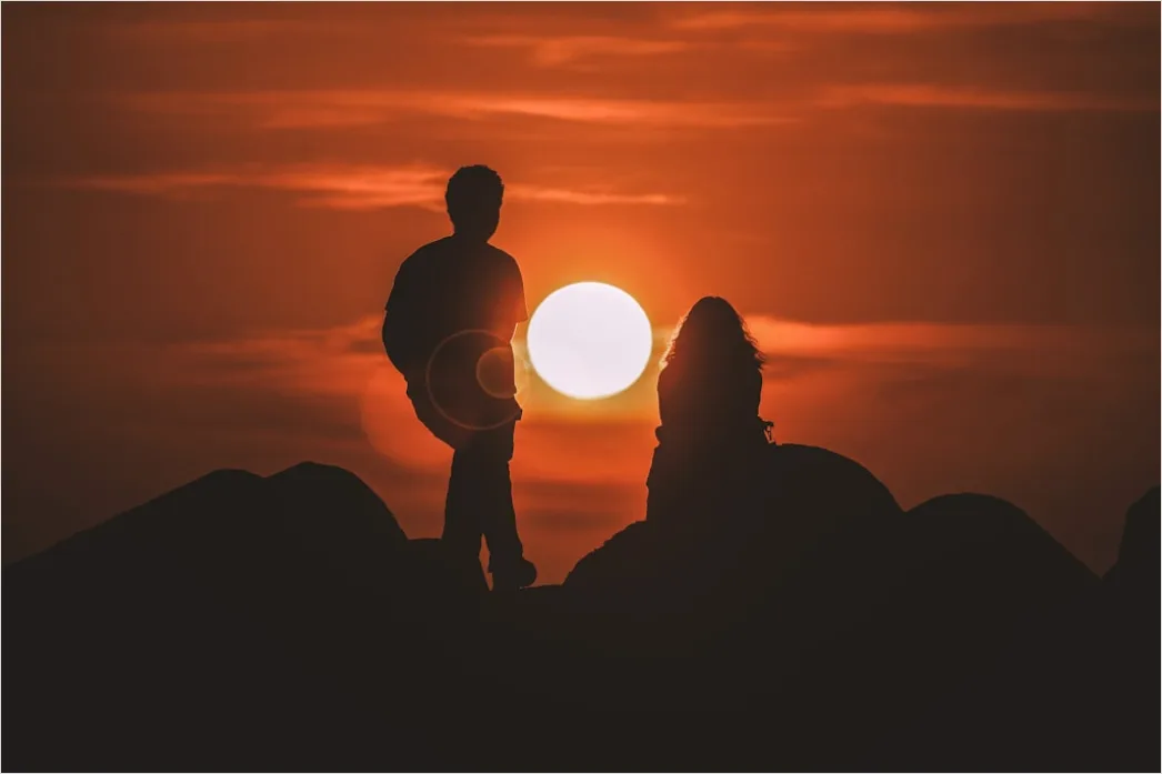 Verliebtes Paar Bei Sonnenuntergang Foto E72e