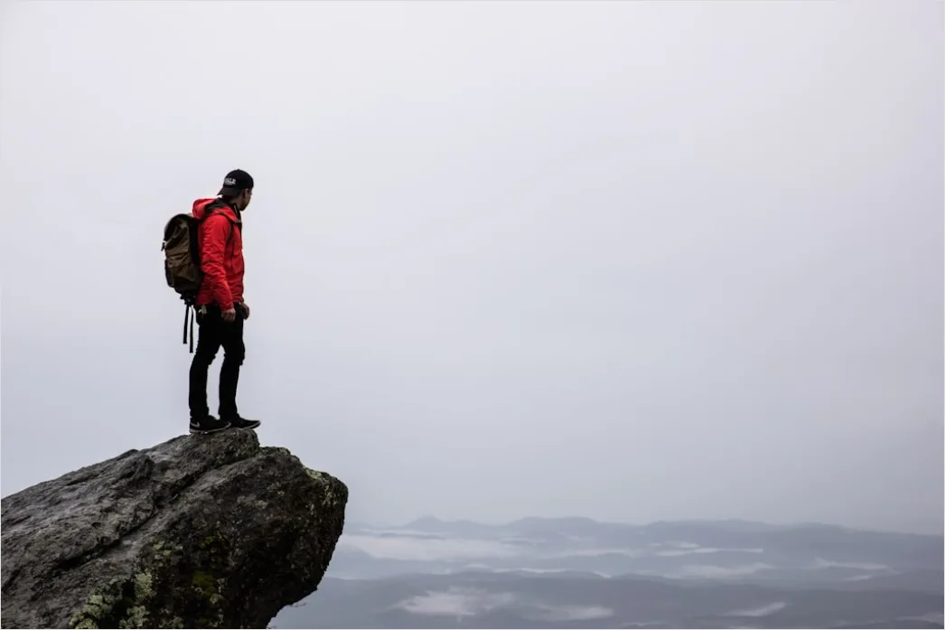 Wanderer Auf Berggipfel Portraet Bild 8549