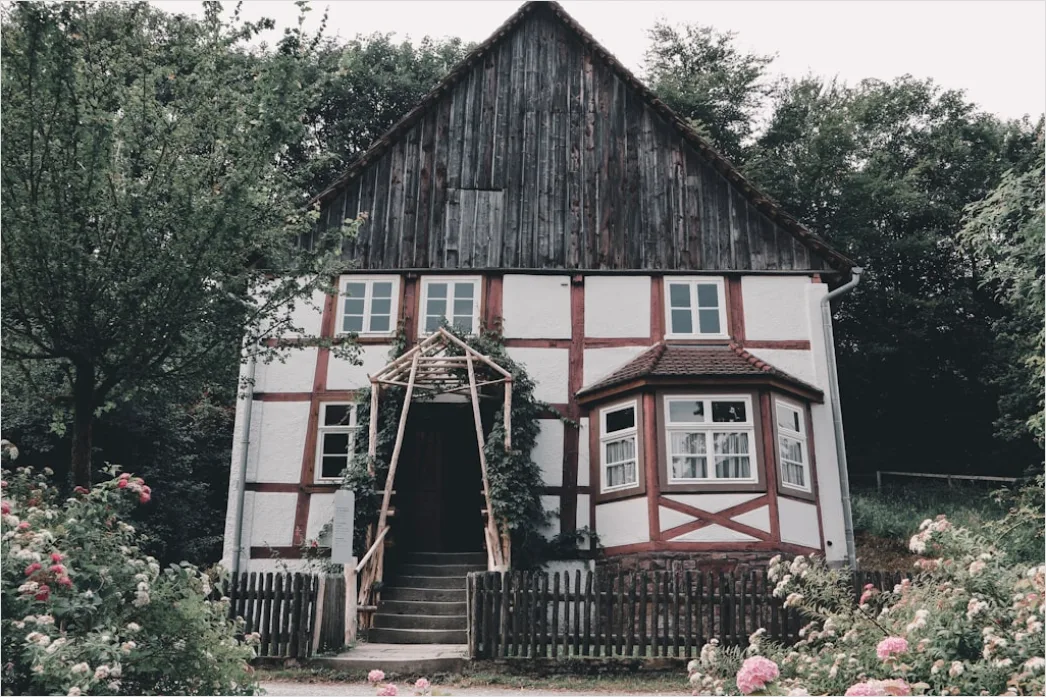 Detail Weiße Holzwand Im Landhaus Stil Number 13