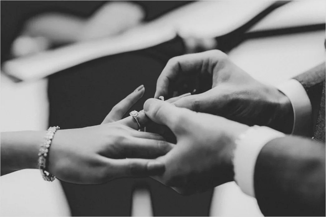 Foto Cincin Pertunangan Di Tangan Pasangan 7dba
