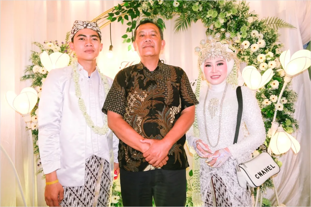Foto Keluarga Besar Pada Acara Pernikahan D45f