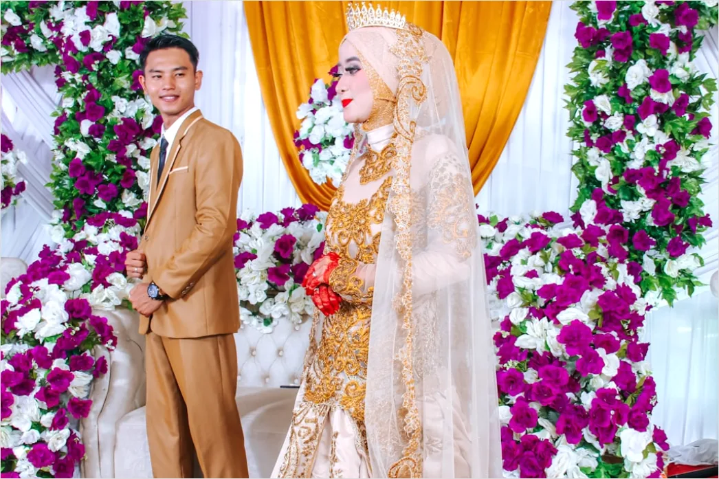 Foto Pengantin Melempar Bunga Kepada Tamu D6c5