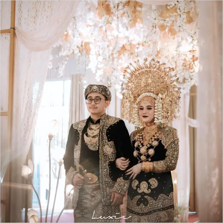 Detail Gambar Pengantin Adat Minang Suntiang Emas Number 10