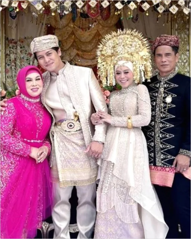 Detail Gambar Pengantin Adat Minang Suntiang Emas Number 14