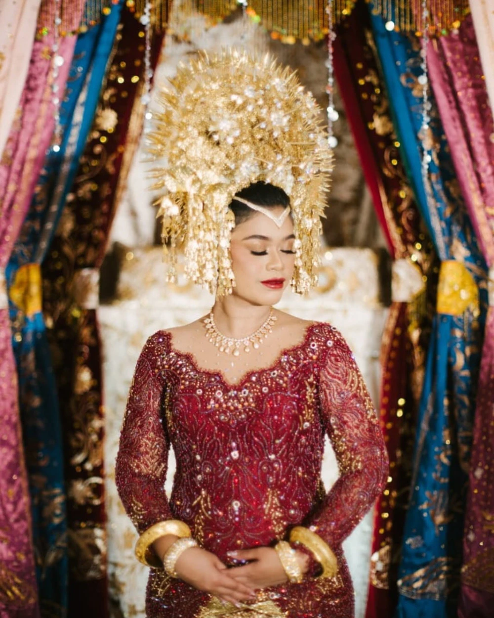 Detail Gambar Pengantin Adat Minang Suntiang Emas Number 15