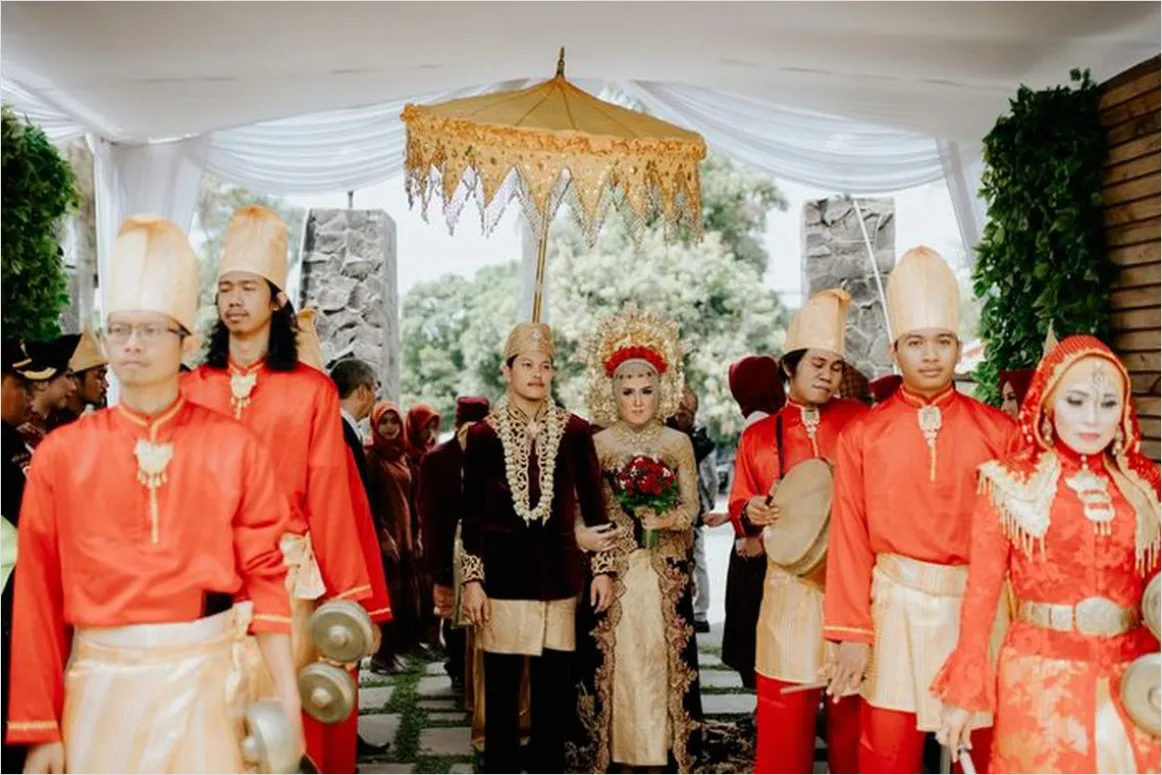Detail Gambar Pengantin Adat Minang Suntiang Emas Number 17