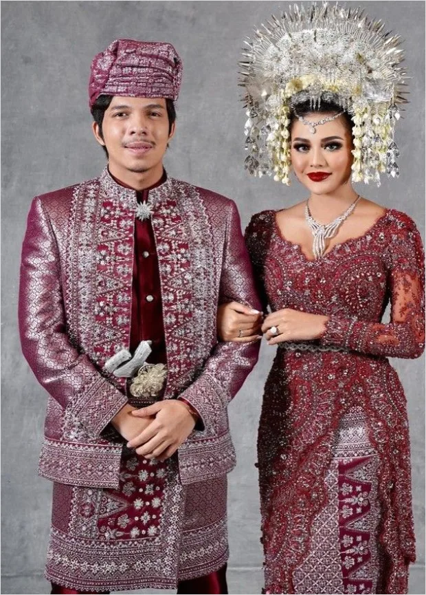 Detail Gambar Pengantin Adat Minang Suntiang Emas Number 18