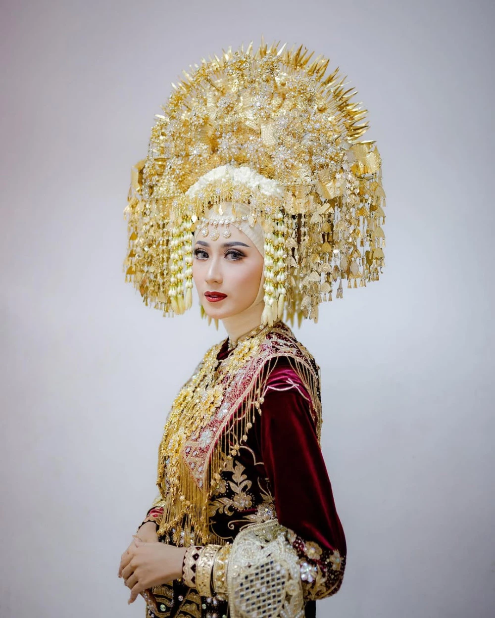 Detail Gambar Pengantin Adat Minang Suntiang Emas Number 3