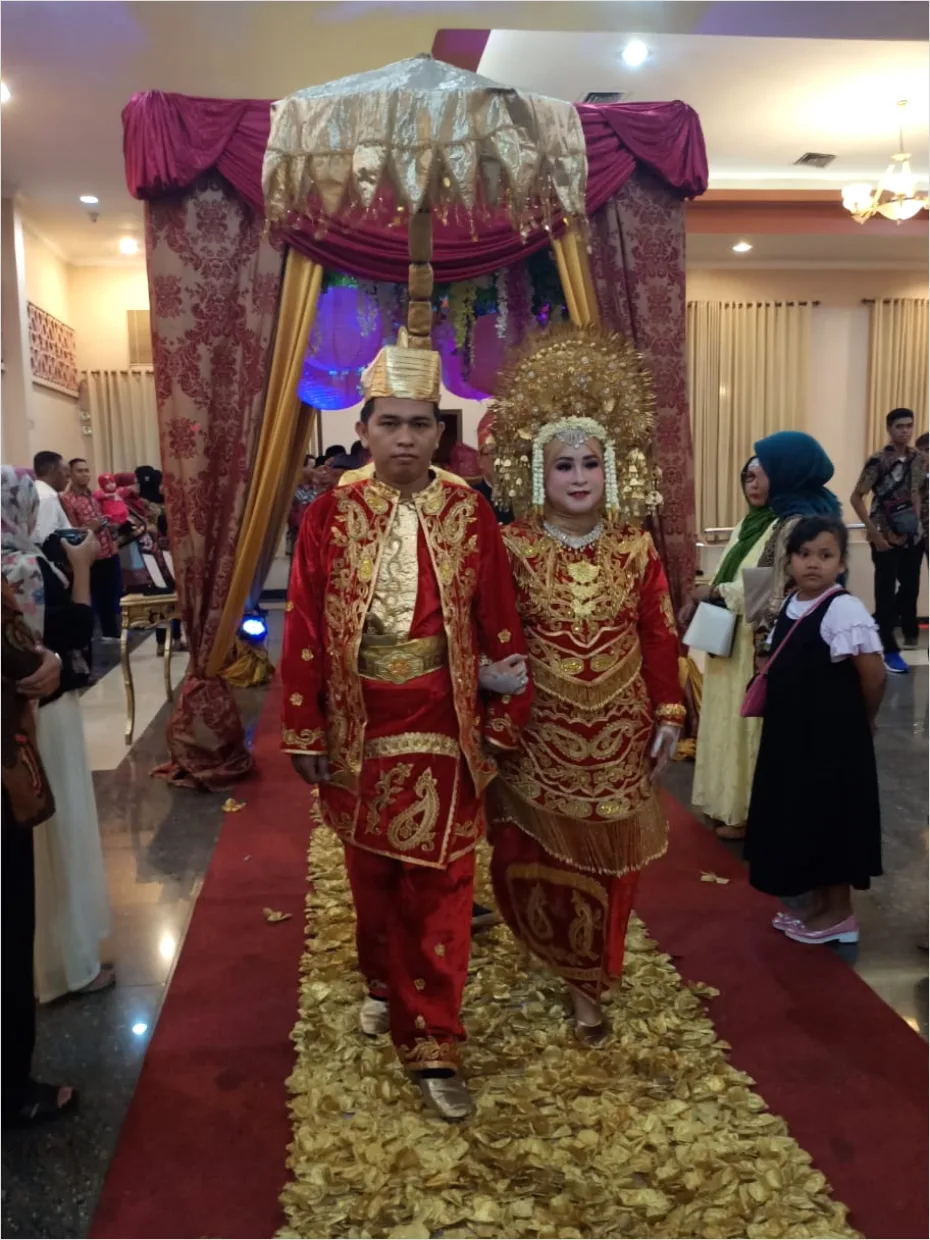 Detail Gambar Pengantin Adat Minang Suntiang Emas Number 5