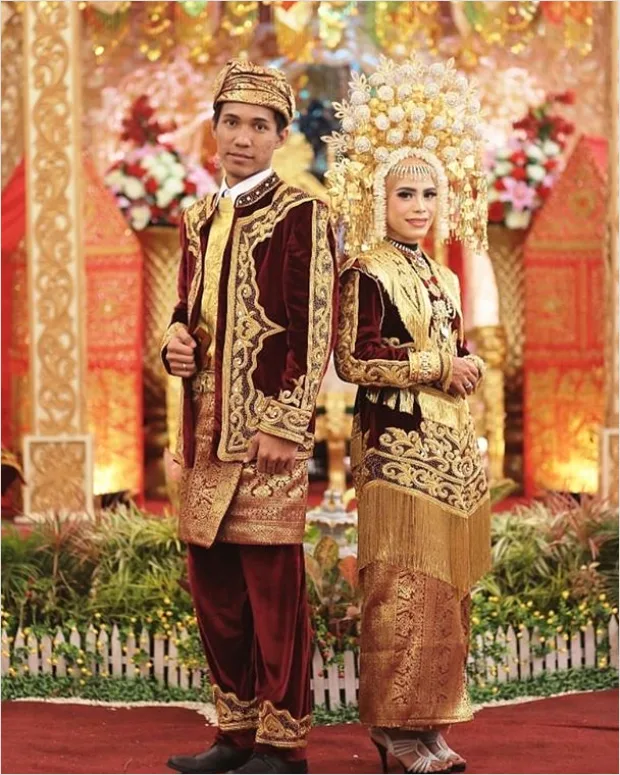 Detail Gambar Pengantin Adat Minang Suntiang Emas Number 6