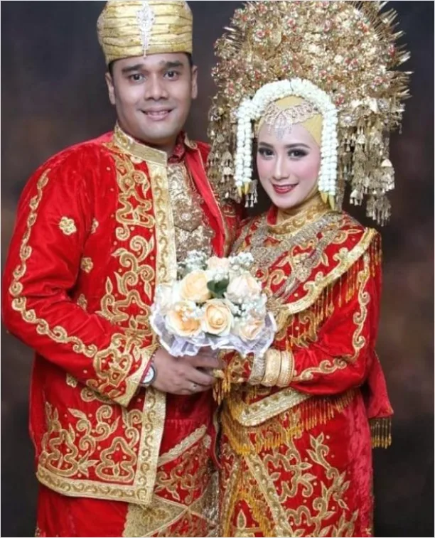Detail Gambar Pengantin Adat Minang Suntiang Emas Number 8