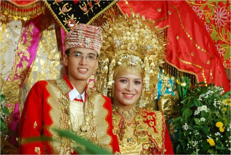 Detail Gambar Pengantin Adat Minang Suntiang Emas Number 9