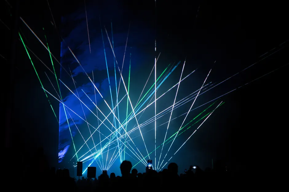 Detail Laser Lichtstrahlen Im Dunklen Hintergrund Number 2