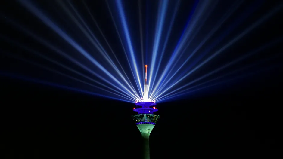 Detail Laser Lichtstrahlen Im Dunklen Hintergrund Number 15