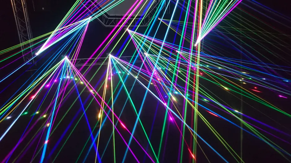 Detail Laser Lichtstrahlen Im Dunklen Hintergrund Number 18
