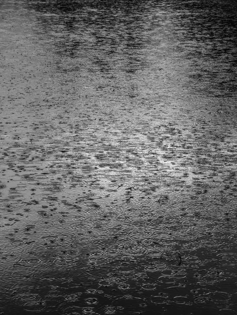 Detail Regentropfen Auf Wasseroberfläche Bild Number 15