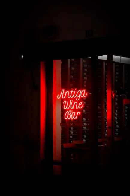 Detail Rotes Neonlicht Mit Dunkler Atmosphäre Number 11