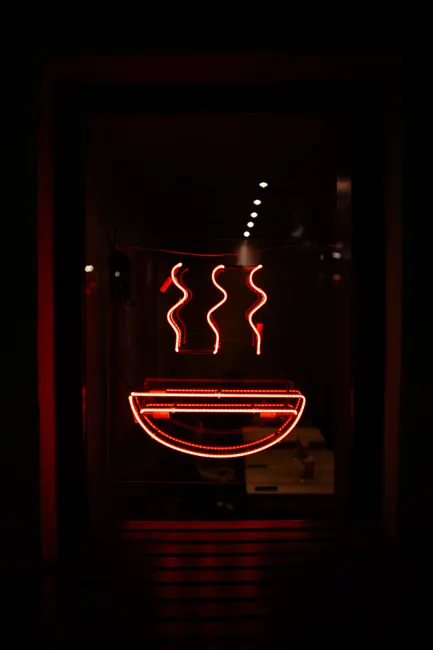 Detail Rotes Neonlicht Mit Dunkler Atmosphäre Number 15