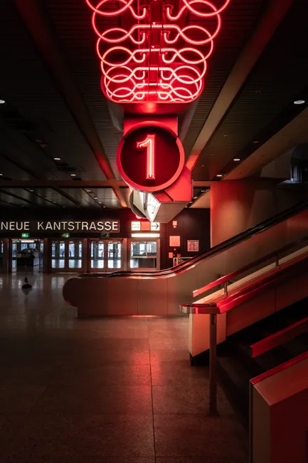 Detail Rotes Neonlicht Mit Dunkler Atmosphäre Number 3