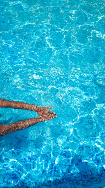 Detail Schwimmbad Wasser Mit Blauem Mosaik Number 10