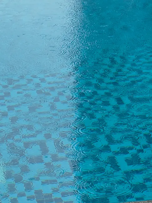 Detail Schwimmbad Wasser Mit Blauem Mosaik Number 11