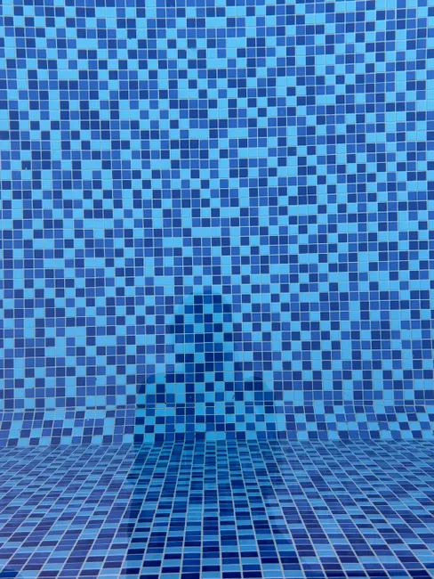 Detail Schwimmbad Wasser Mit Blauem Mosaik Number 12
